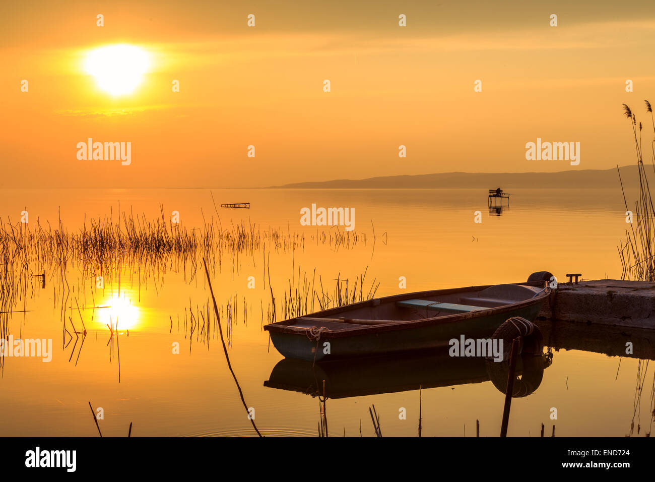 Coucher de soleil sur le lac Balaton en Hongrie avec un bateau Banque D'Images