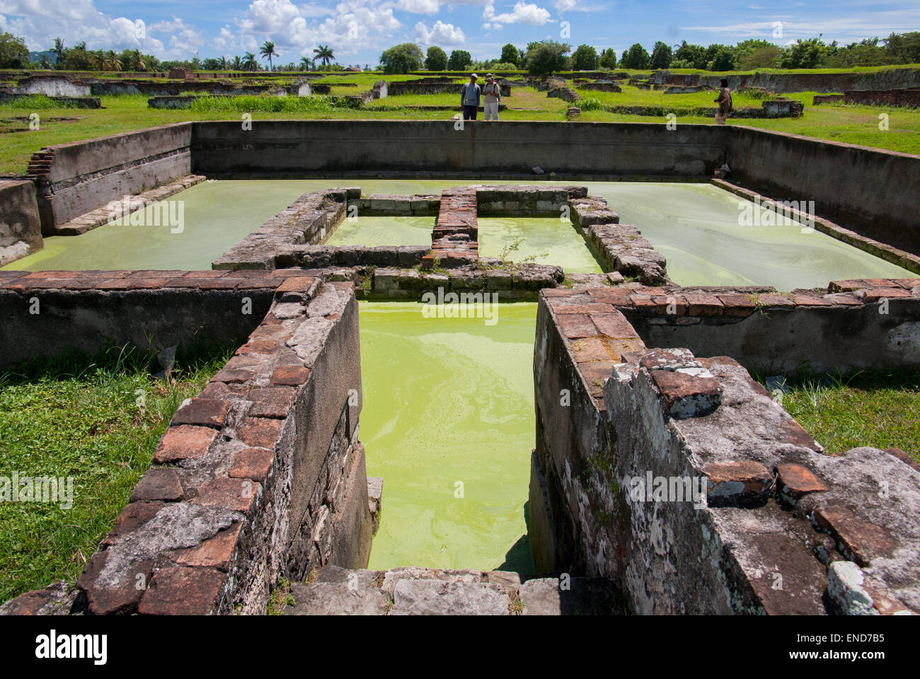 Ruine d'une piscine royale au palais de Surosowan, un site du patrimoine culturel de Banten Sultanat situé dans une zone appelée Old Banten à Banten, Indonésie. Banque D'Images