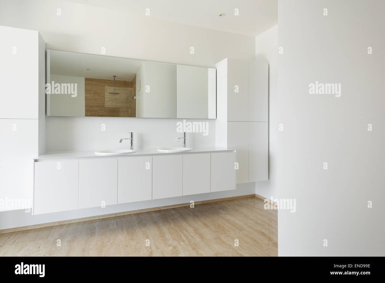 L'intérieur d'une maison moderne, salle de bains, en marbre blanc Banque D'Images