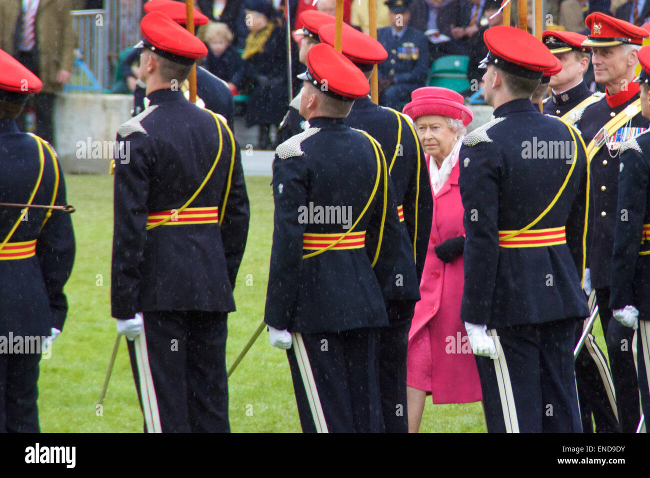 Château de Richmond, North Yorkshire, UK. 2 mai, 2015. Sa Majesté la Reine à la fusion de la 9e/12e Royal Lancers (Prince of Wales's) et le Queen's Royal Lanciers, Château de Richmond, North Yorkshire, Royaume-Uni Crédit : Robert Cole/Alamy Live News Banque D'Images