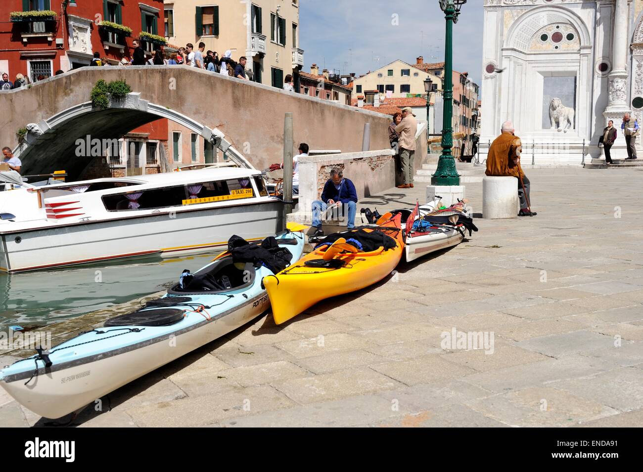 Les visiteurs avec des kayaks sont arrivés à Campo Santi Giovanni e Paolo, Venise, Vénétie, Italie, Europe. Banque D'Images