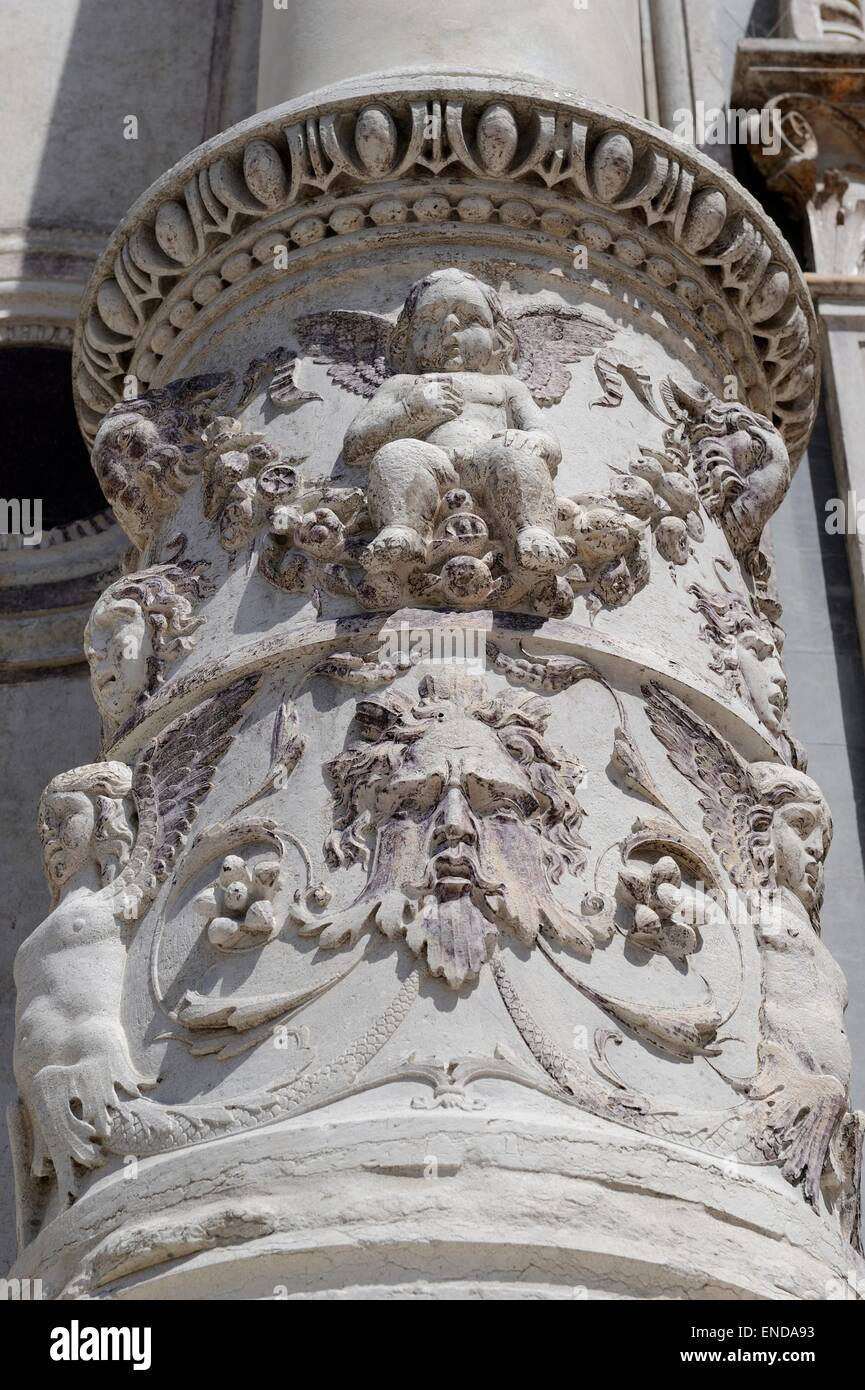 Les décorations de la colonne sur la façade de la Scuola Grande di San Marco. La façade de l'Ospedale Civile Venise est un asymmetrica Banque D'Images