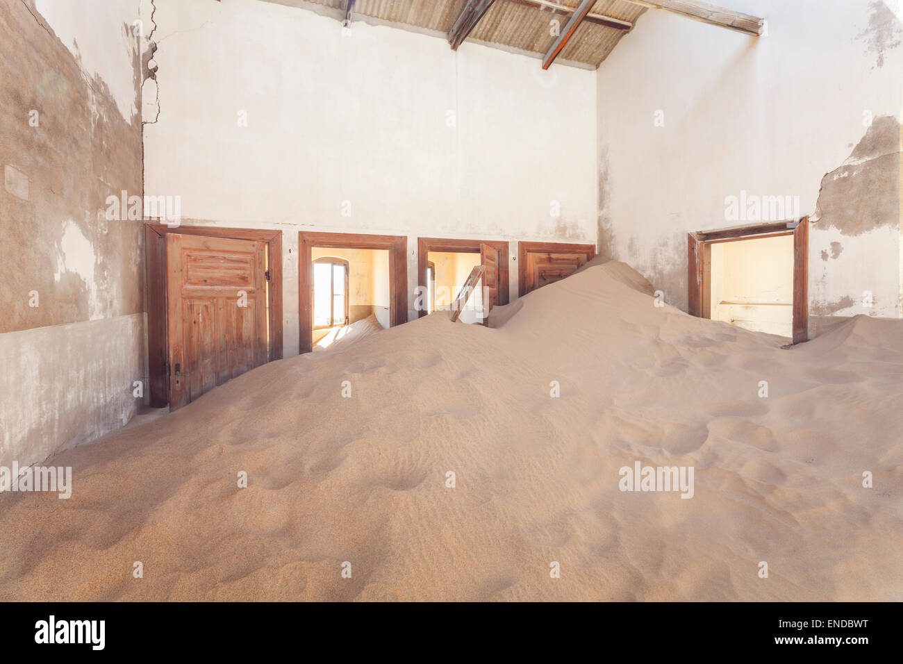 L'intérieur d'une maison déserte à Kolmanskop, une ancienne ville de diamants en Namibie. Banque D'Images