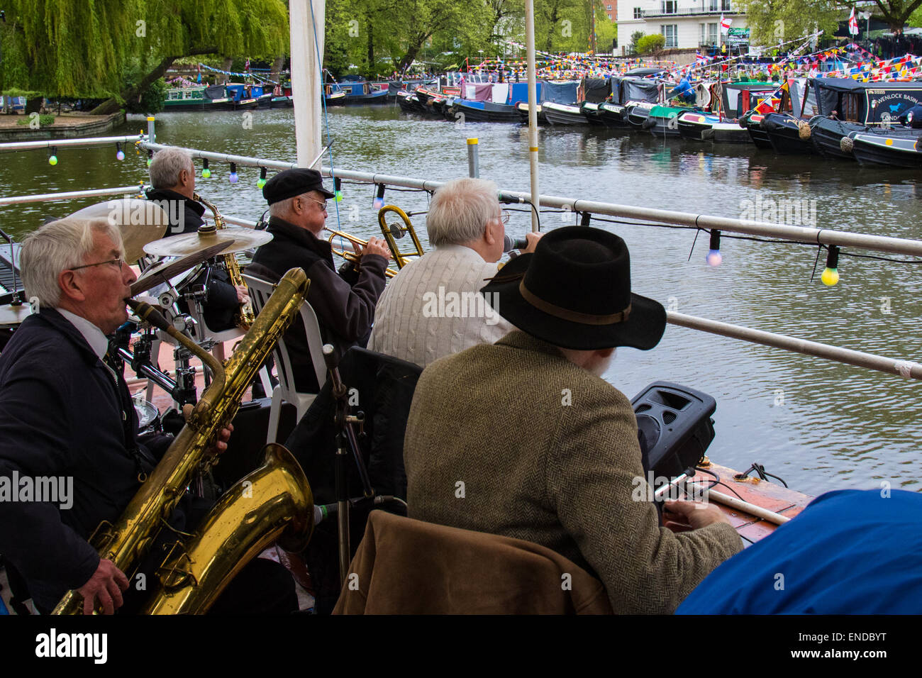 La petite Venise, Londres, Royaume-Uni. 3 mai, 2015. Après un démarrage maussade et humide de la journée, des centaines de Londoniens et les amateurs de grand classique du bassin de Paddington à arriver à l'juction des régents et le Grand Union Canal pour l'assemblée annuelle de l'Association des voies navigables intérieures Canalway Cavalcade, pour célébrer l'histoire et les traditions de Britains vaste réseau de canaux et rivières navigables. Photo : Bob Dwyer's Bix et des morceaux Jazz Band divertit la foule d'un kiosque flottant. Crédit : Paul Davey/Alamy Live News Banque D'Images