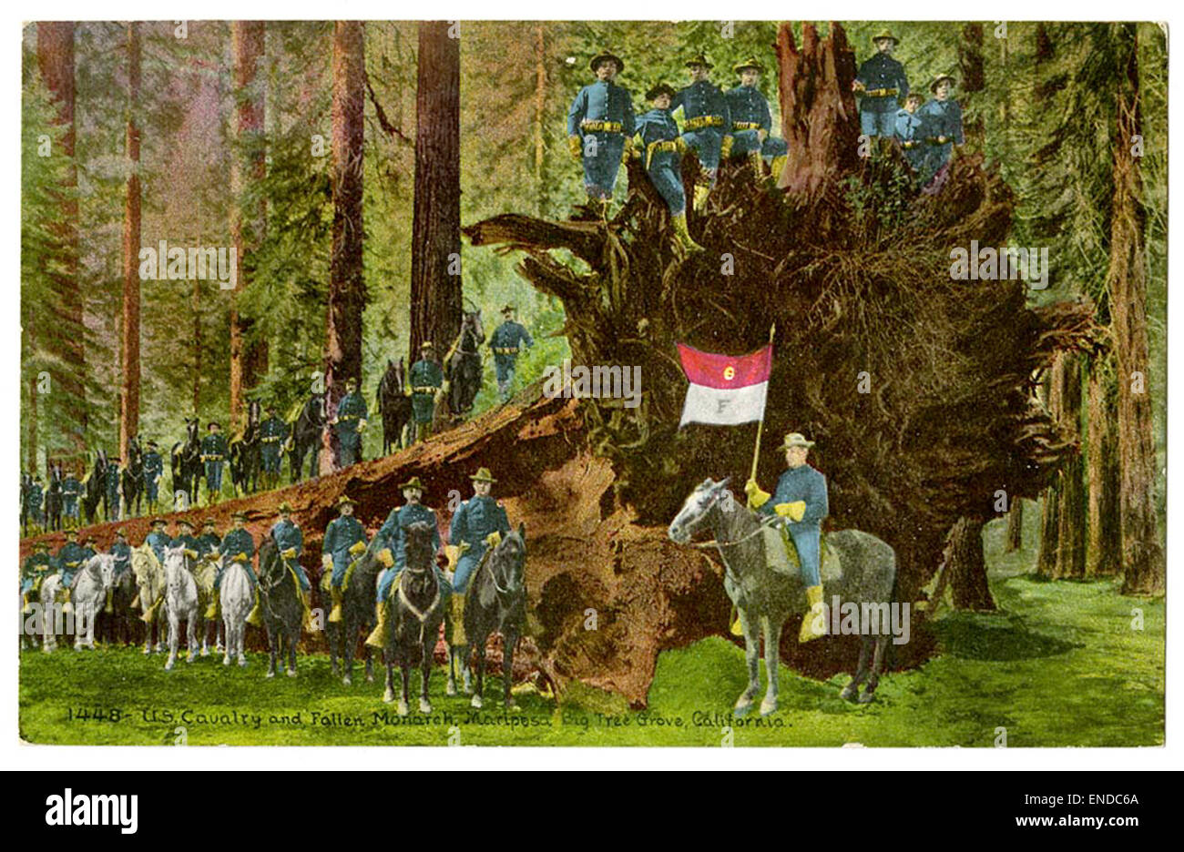 Cette photographie capture une scène de Mariposa Big Tree Grove, où des soldats de la cavalerie américaine sont vus aux côtés d'un séquoia géant tombé. L'image souligne la grandeur du paysage naturel de Californie et le rôle historique de la cavalerie américaine dans la protection des parcs nationaux au XIXe siècle. Banque D'Images