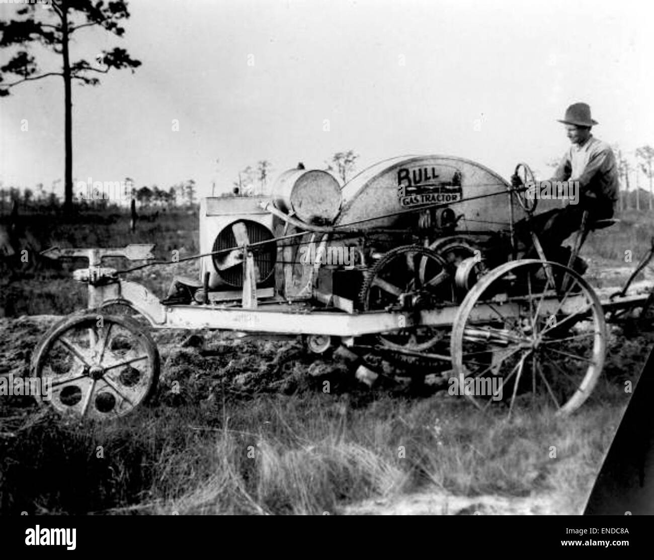 Un tracteur à gaz Bull de Gainesville, présentant des machines agricoles du début du XXe siècle. Ce tracteur vintage est un élément important de l'histoire de l'agriculture, illustrant les progrès technologiques dans l'agriculture à l'époque. Banque D'Images