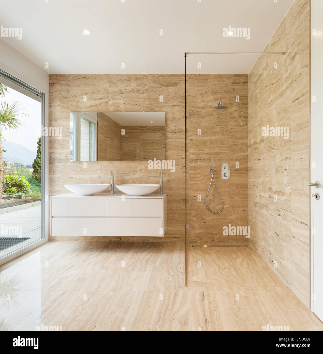Belle salle de bains moderne, des murs en marbre Banque D'Images