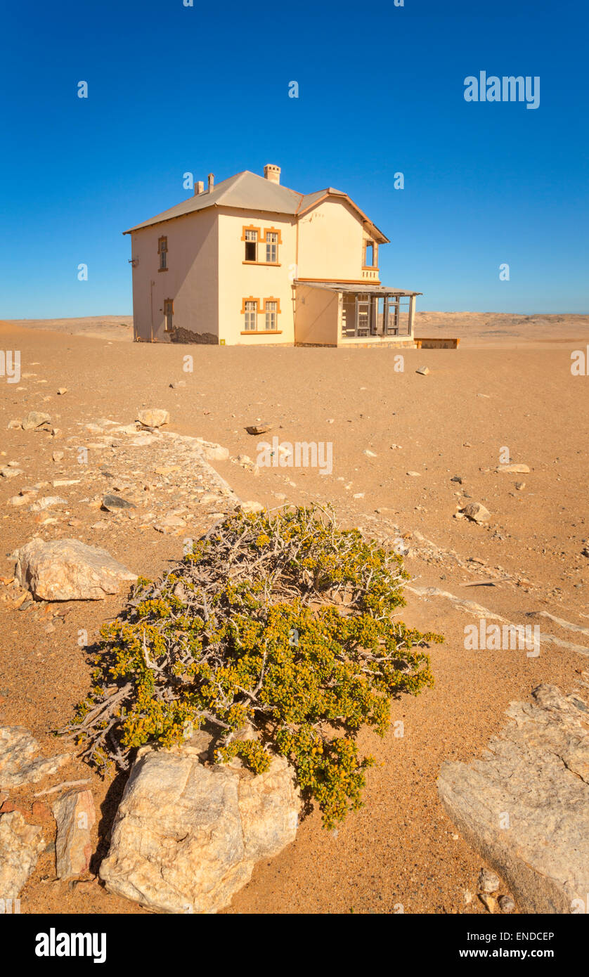 Une maison déserte à Kolmanskop, une ancienne ville de diamants en Namibie. Banque D'Images