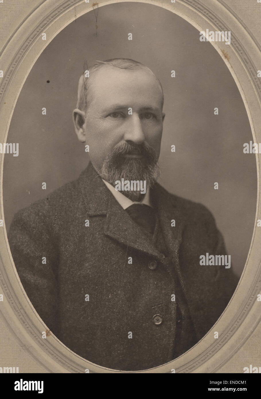 Ce portrait non daté de William Lee présente l'interprétation d'un artiste inconnu, capturant sa ressemblance dans un style de portrait formel. L'image représente un portrait du XVIIIe ou XIXe siècle, offrant un aperçu de l'approche artistique de la représentation individuelle au cours de cette période. Banque D'Images