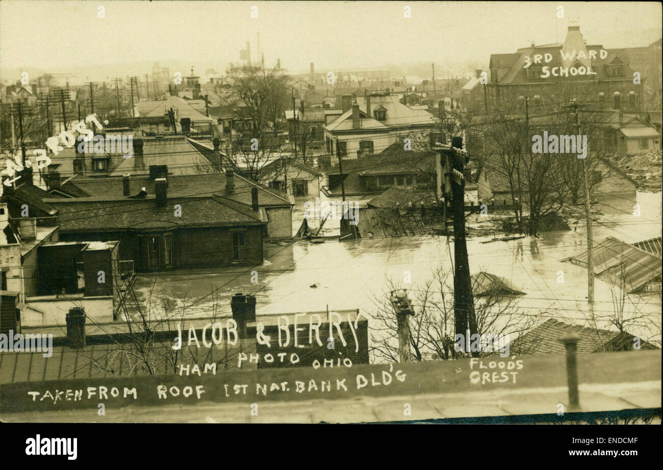 Le bâtiment de la 1ère Banque nationale à Hamilton, Ohio, est photographié lors d'une inondation. La photographie des collections de l'Université de Miami montre les dommages causés par les inondations, documentant un événement historique important. Banque D'Images