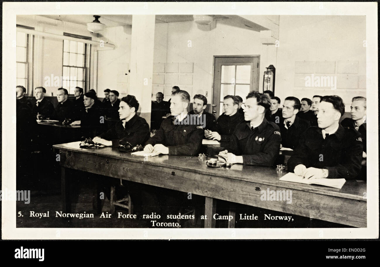 Cette photographie historique montre des étudiants en radio de la Royal Norwegian Air Force au Camp Little Norway à Toronto pendant la première Guerre mondiale. Le camp a servi de site d'entraînement aux forces norvégiennes en exil, contribuant à l'effort de guerre en Europe. Banque D'Images