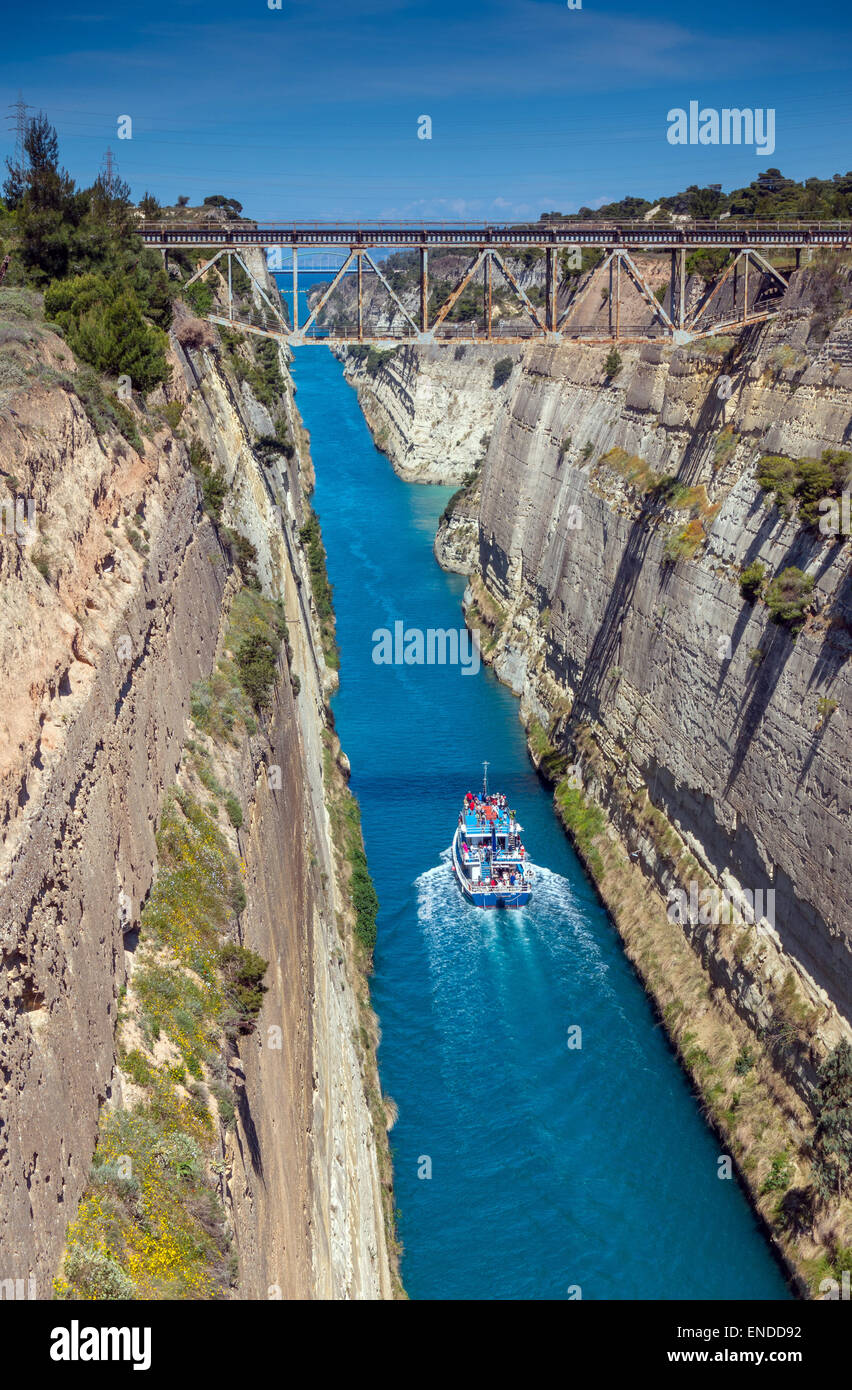 Le Canal de Corinthe avec bateau de tourisme vu de dessus avec pont de chemin de fer, Grèce, Banque D'Images