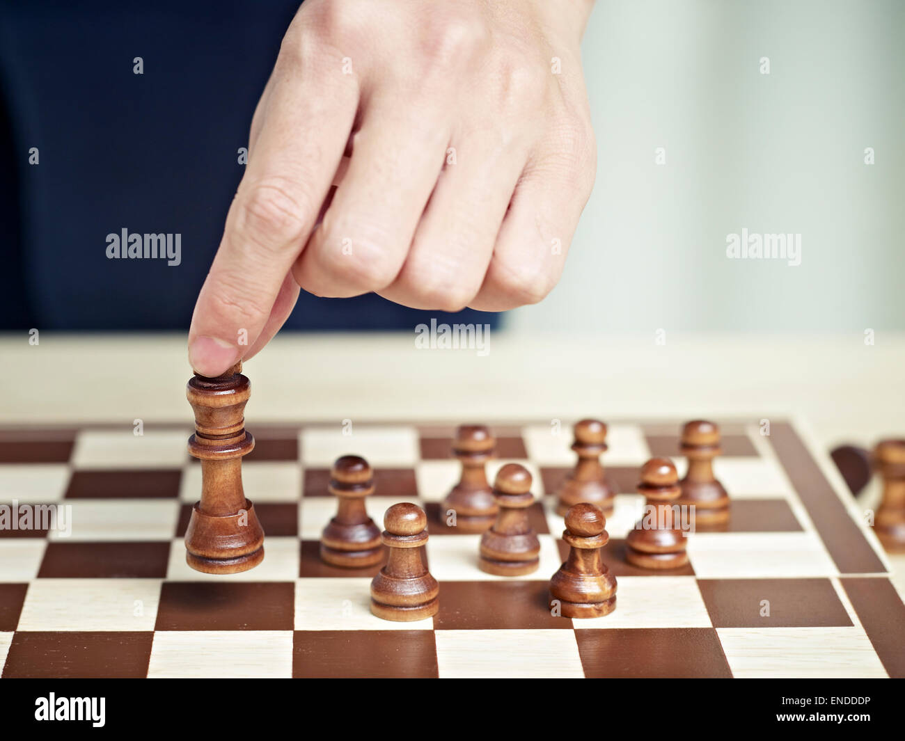 Main d'un homme le déplacement d'une pièce d'échecs Banque D'Images