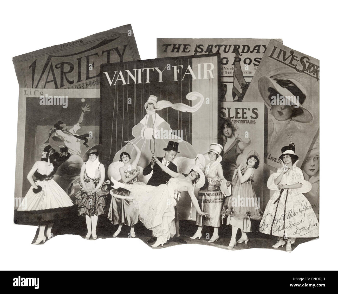Une publicité capte encore des artistes dans un spectacle de vaudeville en Alberta, Edmonton, peut-être du Pantages Theatre. Cette image met en valeur le divertissement vibrant de l'époque du vaudeville, mettant en vedette des acteurs, des danseurs et des numéros de variété. Banque D'Images