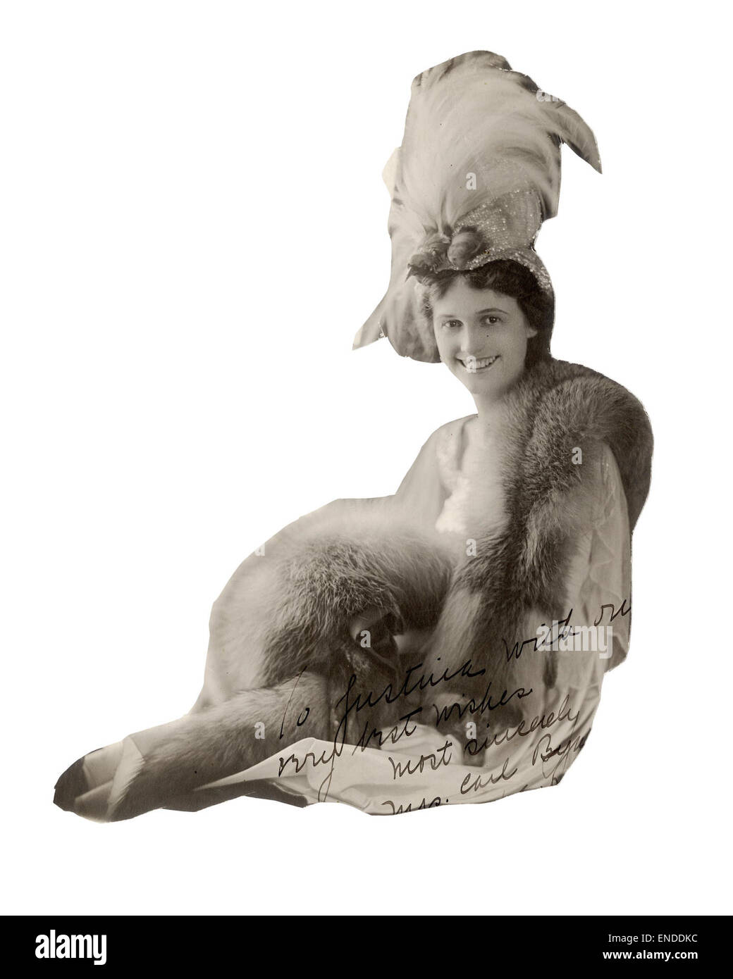 Cette photographie montre un artiste de vaudeville non identifié, peut-être MRS Carl Ber, capturé en un instant pendant sa performance. L'image reflète la culture théâtrale du début du XXe siècle, mettant en valeur l'énergie vibrante du vaudeville. Banque D'Images