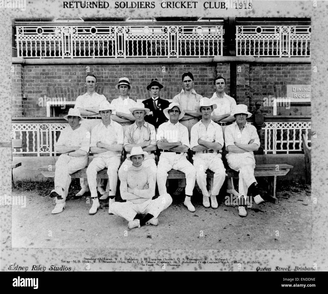 Une photo de 1918 montre des membres du Returned Soldiers Cricket Club à Brisbane, capturant un moment de camaraderie après la première Guerre mondiale parmi les vétérans. L'image reflète le rôle du sport dans la réadaptation des anciens combattants et le renforcement communautaire. Banque D'Images Une photo de 1918 montre des membres du Returned Soldiers Cricket Club à Brisbane, capturant un moment de camaraderie après la première Guerre mondiale parmi les vétérans. L'image reflète le rôle du sport dans la réadaptation des anciens combattants et le renforcement communautaire. Banque D'Images