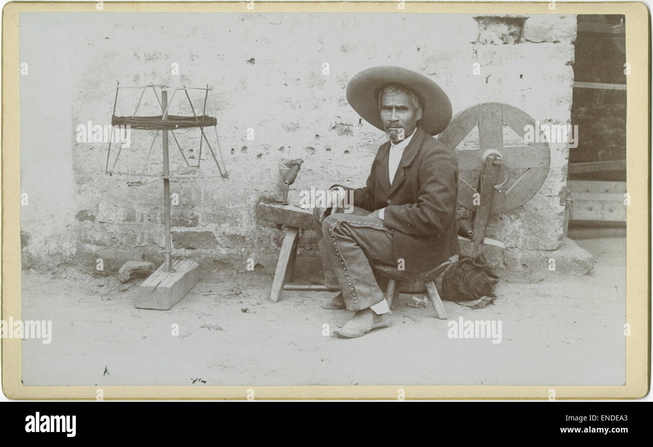 Les hommes filés mexicains se livrent à l'artisanat de la filature du coton, en utilisant des roues et des appareils de filature traditionnels. Cette pratique représente une tradition culturelle de longue date au Mexique, mettant en évidence l'art de la production textile. Banque D'Images