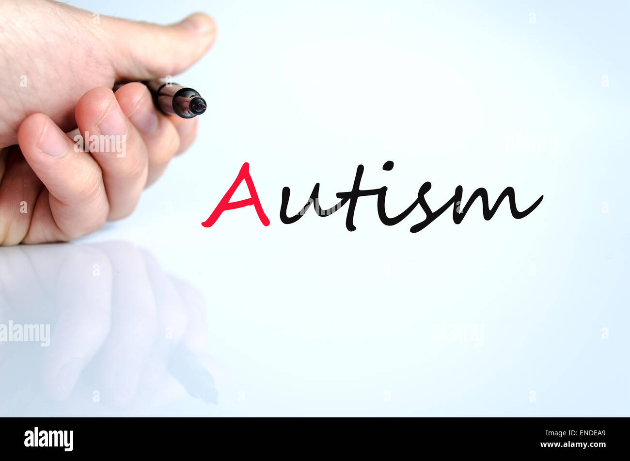 Stylo dans la main sur fond blanc isolé concept autisme Banque D'Images