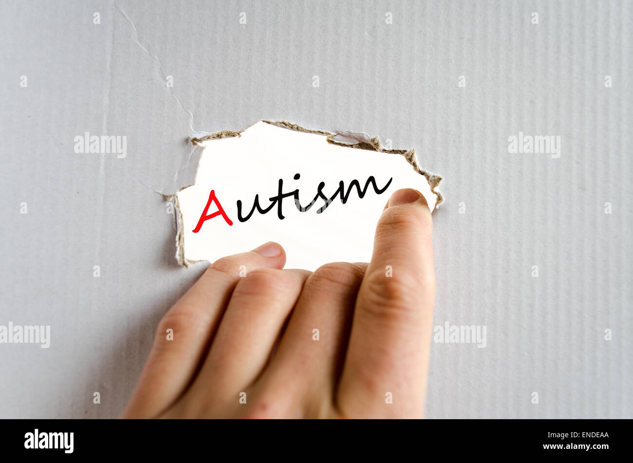La main sur le fond de carton concept autisme Banque D'Images