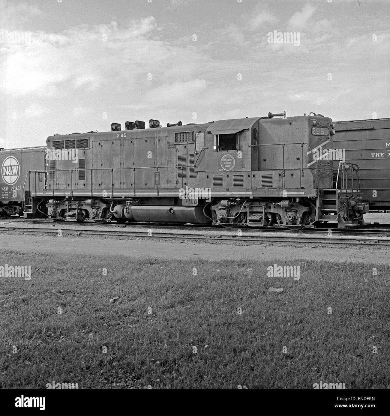 Une photographie du commutateur électrique diesel no 295 du Missouri Pacific Railroad, utilisé pour changer les wagons de chemin de fer dans les gares de triage, représentant l'évolution de la technologie ferroviaire au XXe siècle. Banque D'Images