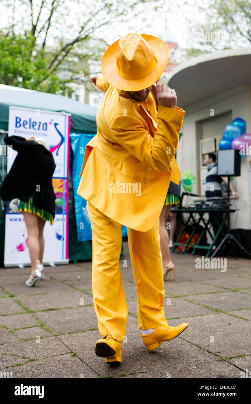 Beleza Brighton soutient Martlets Hospice en réalisant une sélection de danse brésilienne. Il fait partie de Fringe City, Brighton Fringe, Pavilion Gardens, Brighton, East Sussex, ROYAUME-UNI. 3rd mai 2015 Banque D'Images