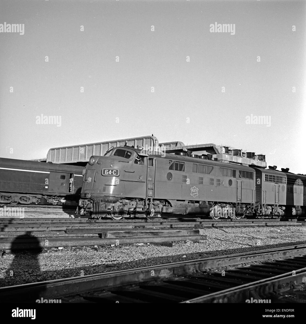 La locomotive diesel Electric Freight No. 64C, qui fait partie du Missouri-Kansas-Texas Railway, représente un élément important de l'histoire du chemin de fer américain. La locomotive est connue pour sa contribution au transport de marchandises et de passagers au milieu du XXe siècle. Banque D'Images