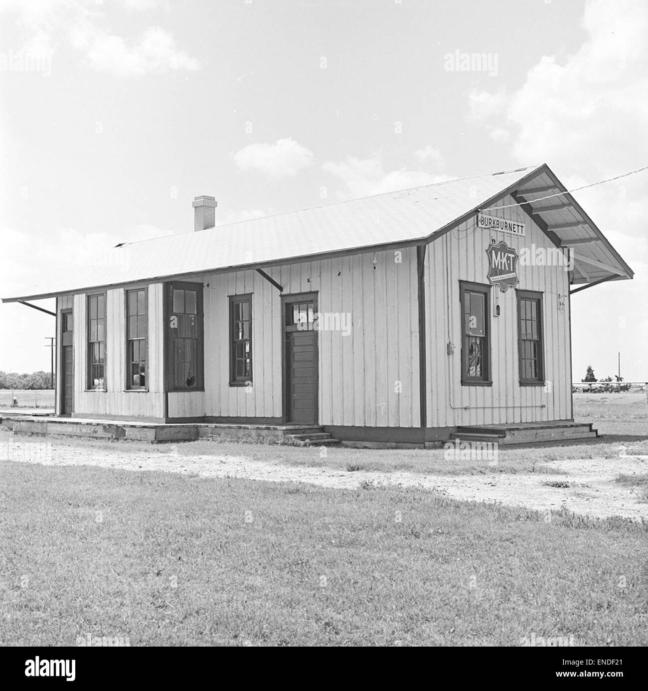 [Missouri-Kansas-Texas Railroad Depot, ancien, Burkburnet, Texas, au nord-est la voie vue latérale] Banque D'Images