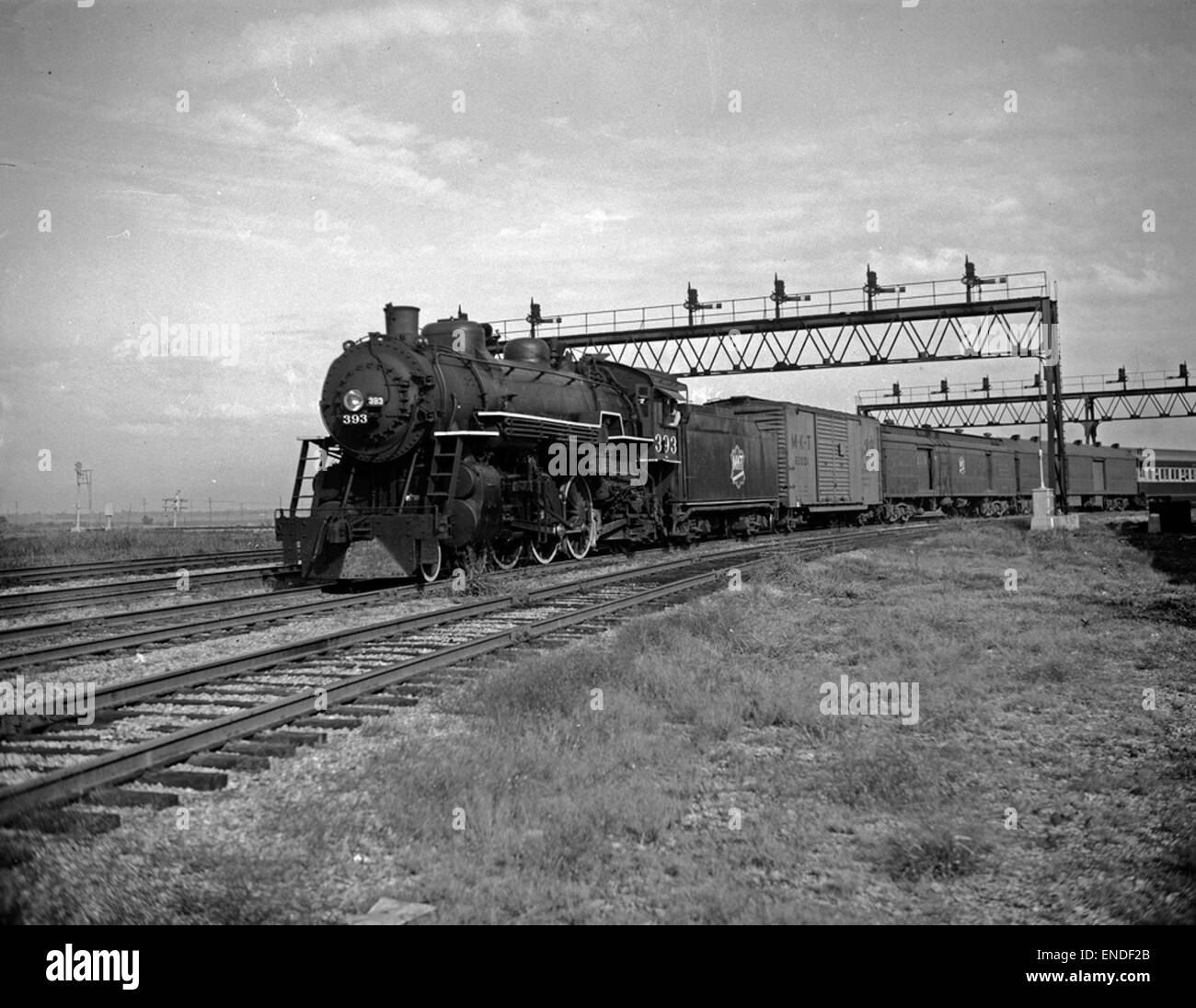[Missouri-Kansas-Texas, la locomotive n°393 avec l'adjudication, les ponts du signal] Banque D'Images