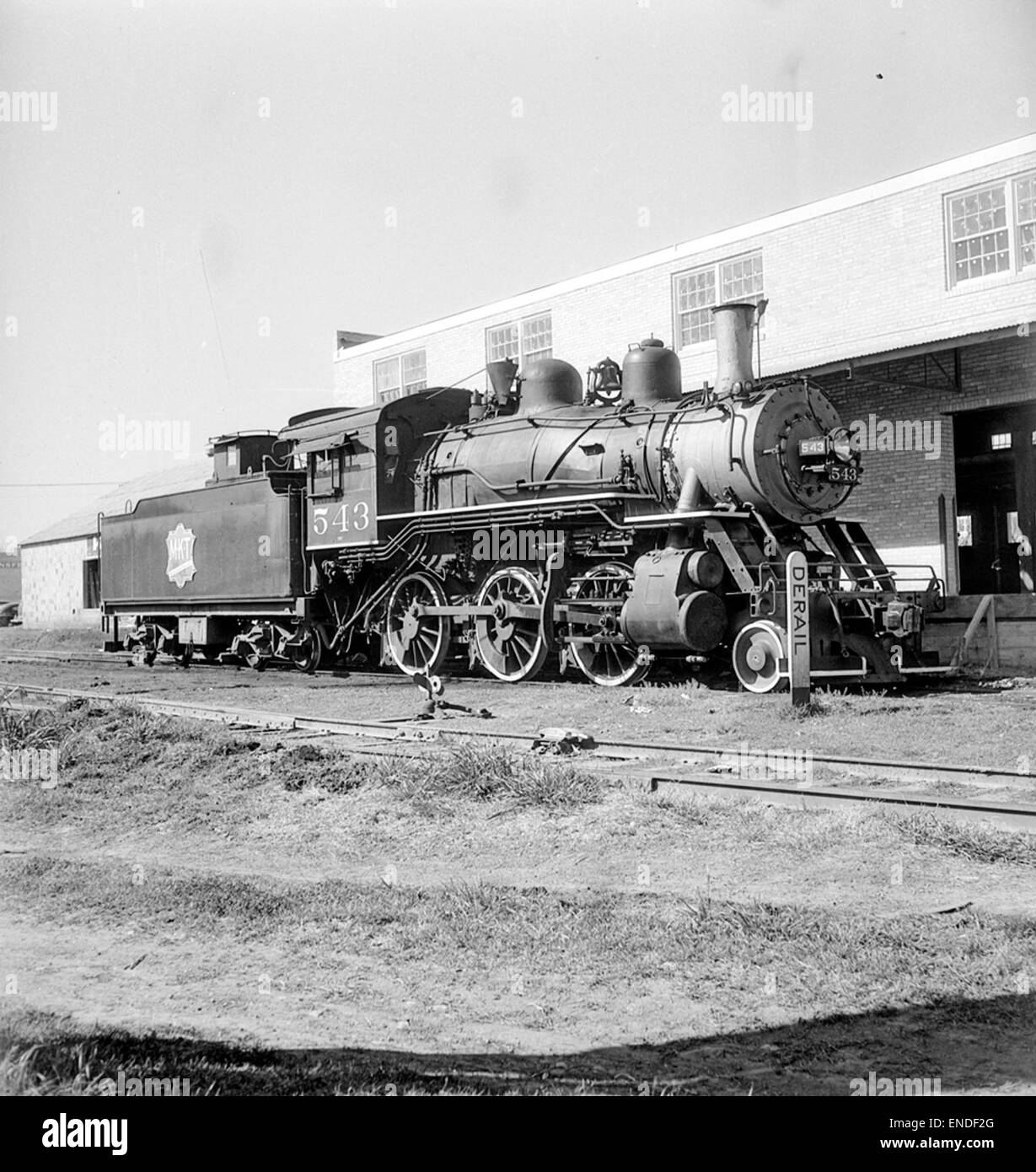 La locomotive no 543 avec Tender, qui fait partie du Missouri-Kansas-Texas Railroad, est un exemple de technologie de moteur à vapeur d'époque. Cette locomotive à vapeur était un cheval de bataille de la fin du XIXe siècle et du début du XXe siècle, largement utilisé dans le transport de marchandises et de passagers. Banque D'Images