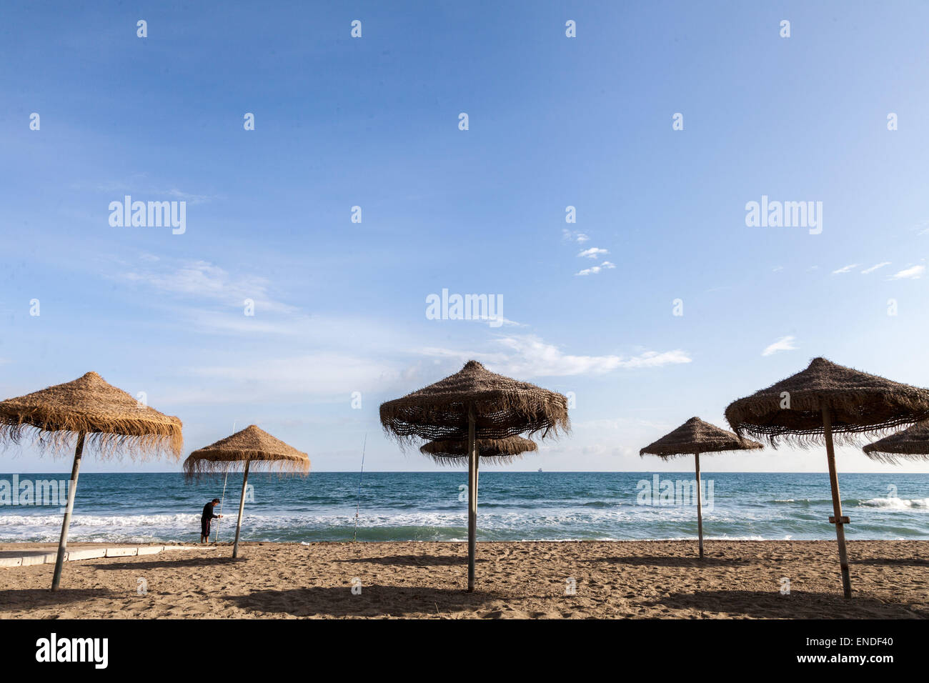 Plage De Malaga Espagne La Paille Des Parasols Sur La