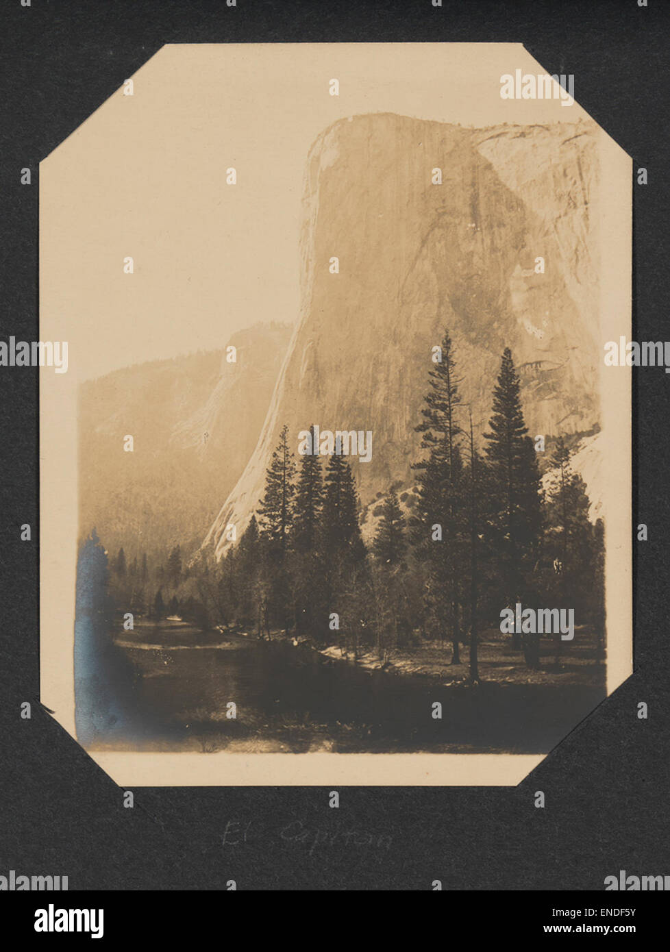 El Capitan, un massif monolithe de granit dans le parc national de Yosemite, est l'un des monuments les plus célèbres de l'Ouest américain. Cette imposante formation rocheuse attire des grimpeurs et des photographes du monde entier, connus pour sa face verticale saisissante. Banque D'Images