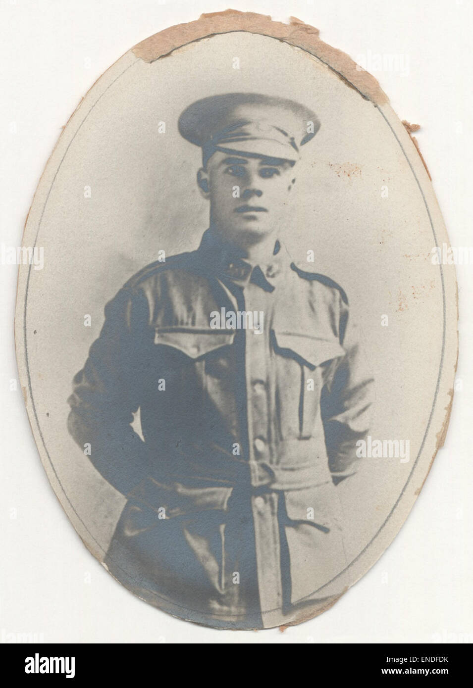 Ce portrait en noir et blanc représente un membre du personnel du Sydney Harbour Trust qui a perdu la vie pendant la première Guerre mondiale, vêtu d'un uniforme ANZAC, reflétant l'importance historique de la première Guerre mondiale en Australie. Banque D'Images