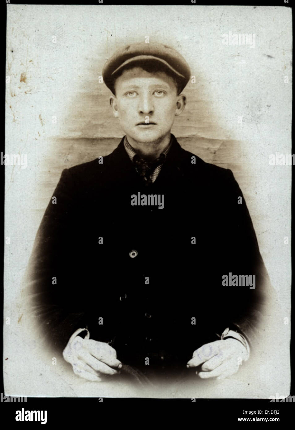 Cette image est un cliché de Frank Bourke, pris au poste de police de North Shields. Il a été pris lors de son arrestation, capturant un moment clé dans son affaire pénale. Banque D'Images