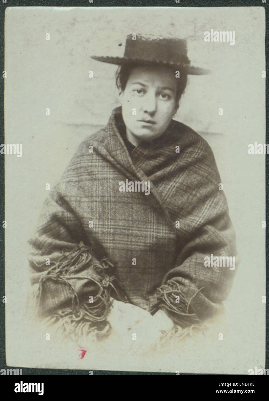 Le coup de feu d'un prisonnier nommé Rose Sparrow, alias Burns, pris au poste de police de North Shields. L'image capture l'individu peu de temps après son arrestation, avec un criminel en détention. Le coup de feu fait partie des documents historiques documentant la criminalité et l'application de la loi dans la région. Banque D'Images