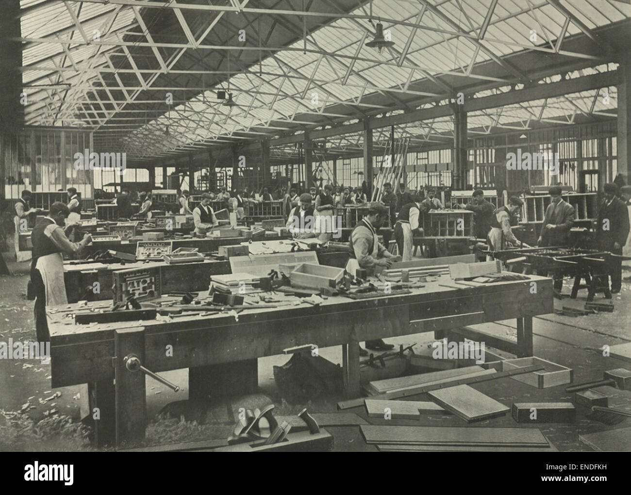 Cette photographie historique représente les travailleurs des scieries de Scotswood Works, qui font partie de Sir W.G. Armstrong Whitworth & Co. Ltd à Newcastle upon Tyne pendant l'ère édouardienne. Il offre un aperçu de la vie industrielle du début du XXe siècle en Grande-Bretagne. Banque D'Images