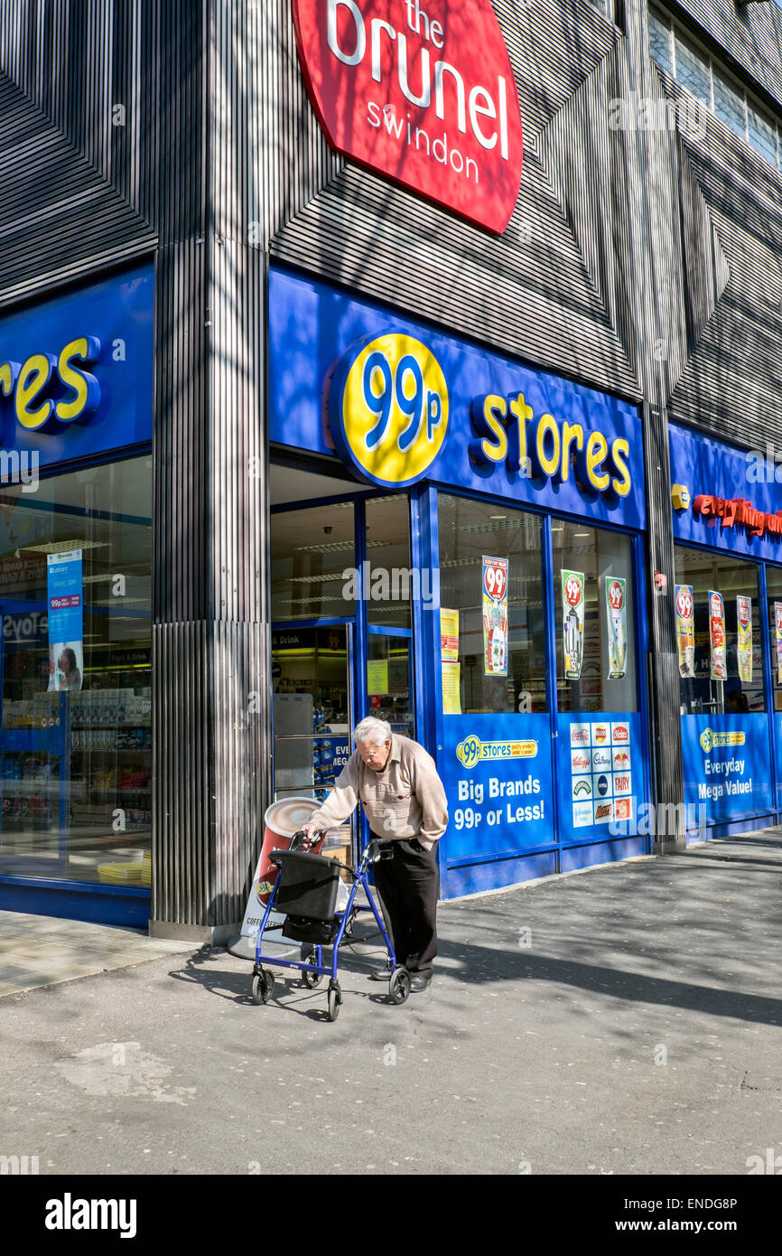 Un homme âgé avec Walker à l'extérieur une succursale de UK enseigne discount 99p magasins dans le centre commercial Brunel, Swindon, Wiltshire Banque D'Images