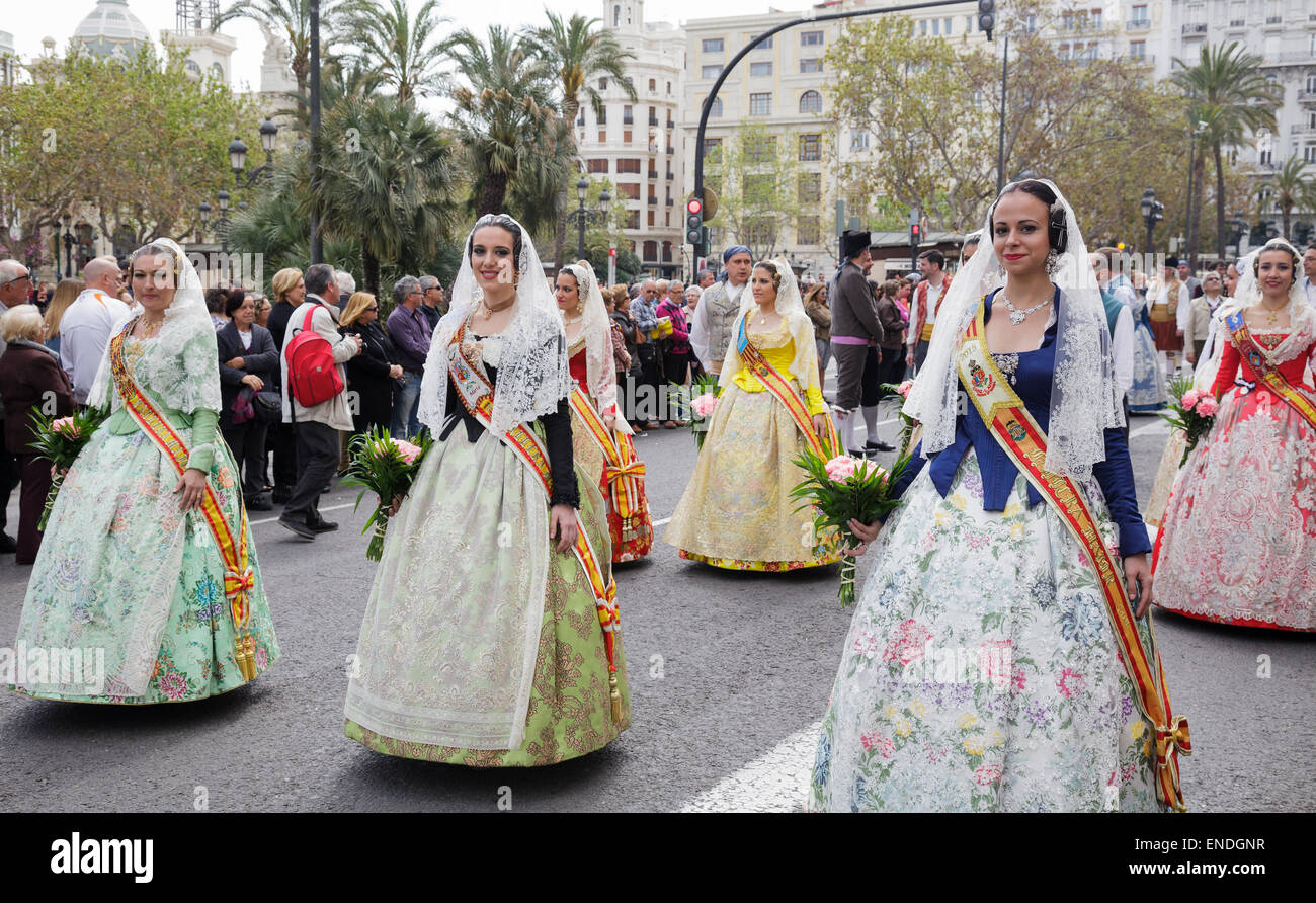 Les femmes en costume traditionnel lors de procession au festival de San Vicente Ferrer, le Saint Patron de la Communauté Valencienne, Banque D'Images