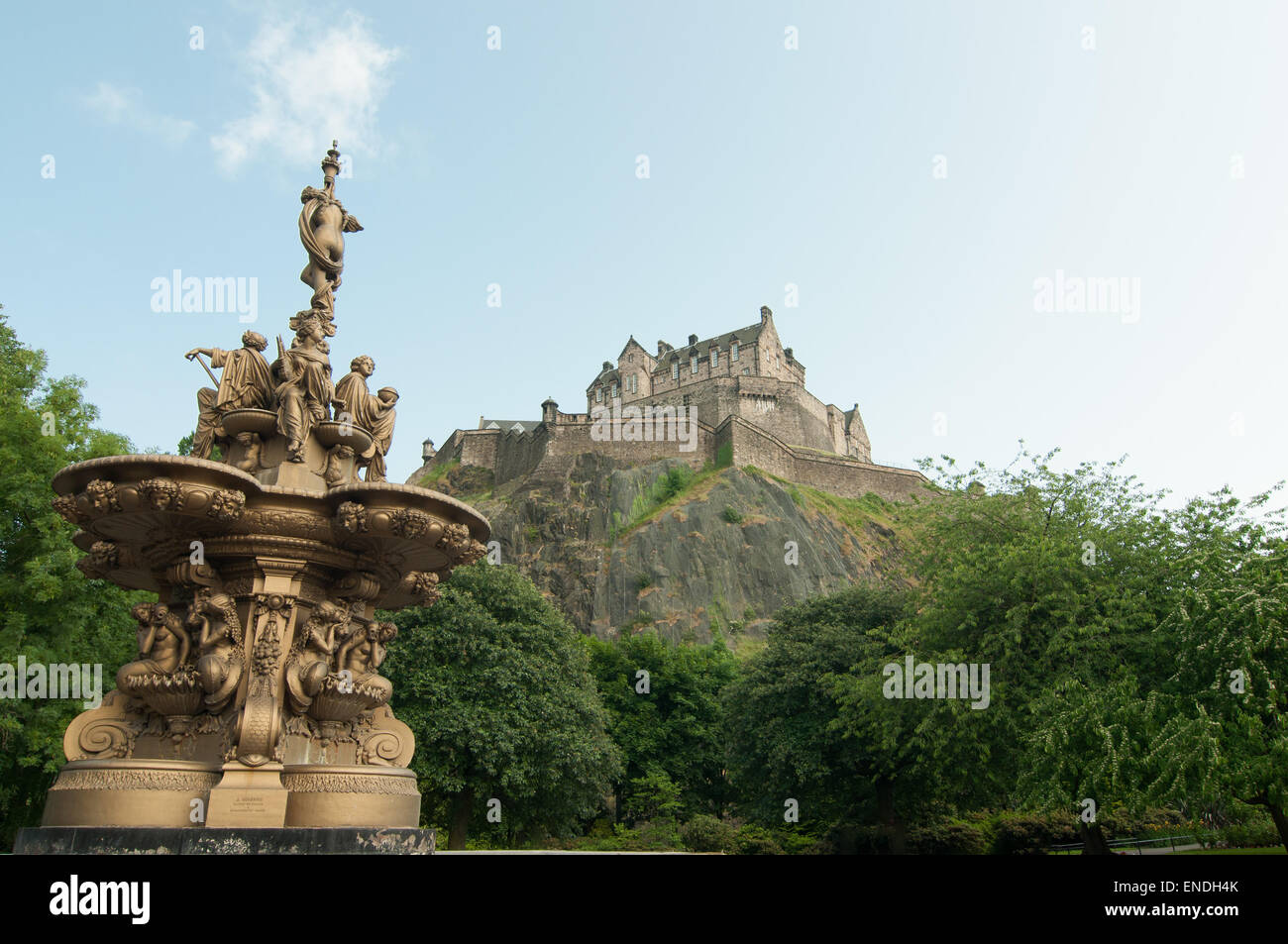 Le Château d'Édimbourg sur son rocher promontoire avec la fontaine de Ross à l'avant-plan Banque D'Images