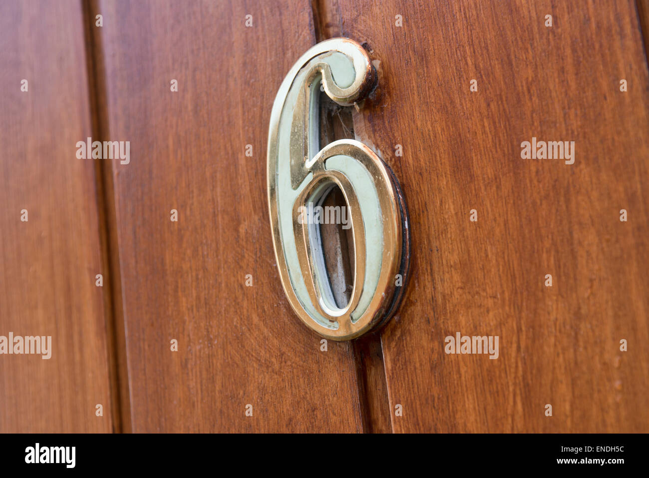 La chambre numéro 6 faits de laiton peint en vert, montée au dessus d'un trou de sécurité spy sur une porte en bois Banque D'Images