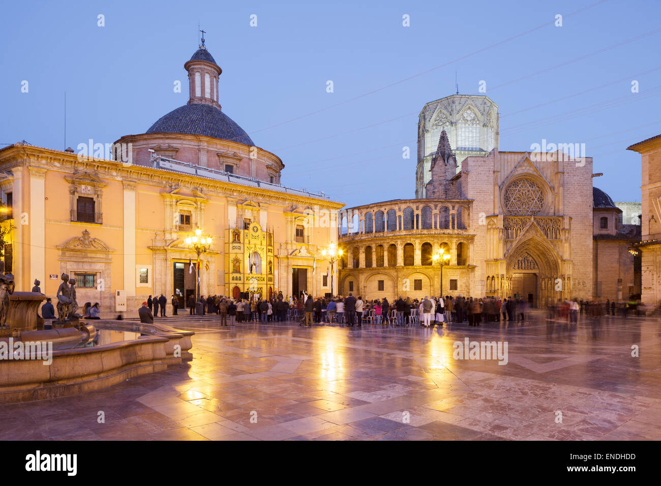 La place de la Vierge avec la Cathédrale et la basilique de Virgen de los Desamparados, Valencia, Espagne Banque D'Images