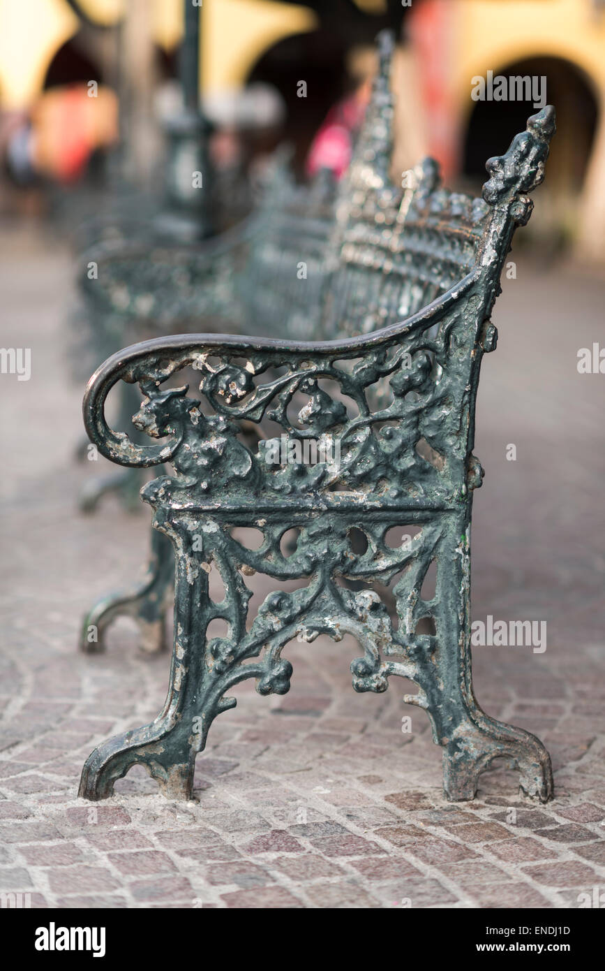 Banc en fer ornemental à El Jardin à San Miguel de Allende au Mexique Banque D'Images