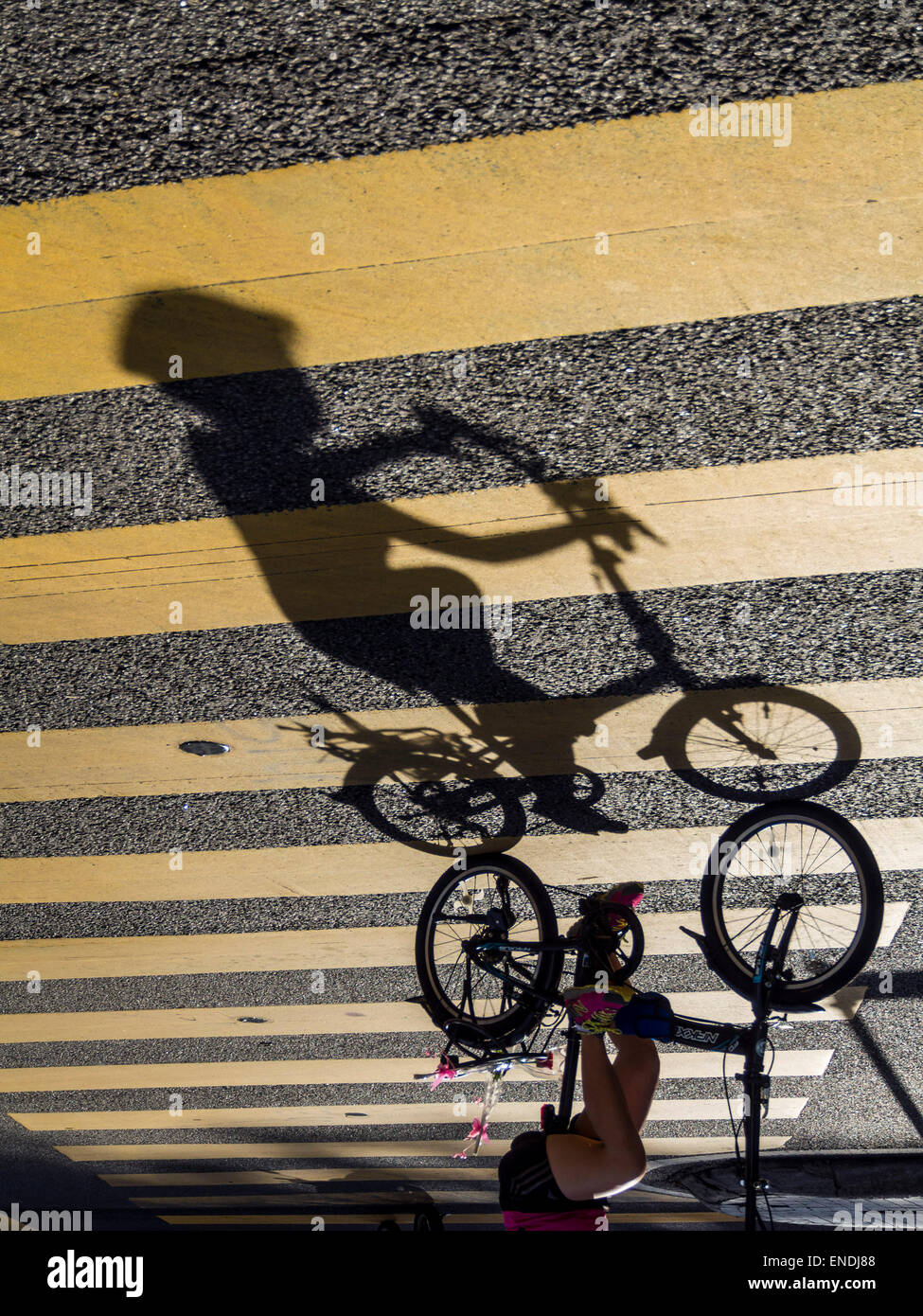 L'envers de l'image l'ombre d'un cycliste Banque D'Images