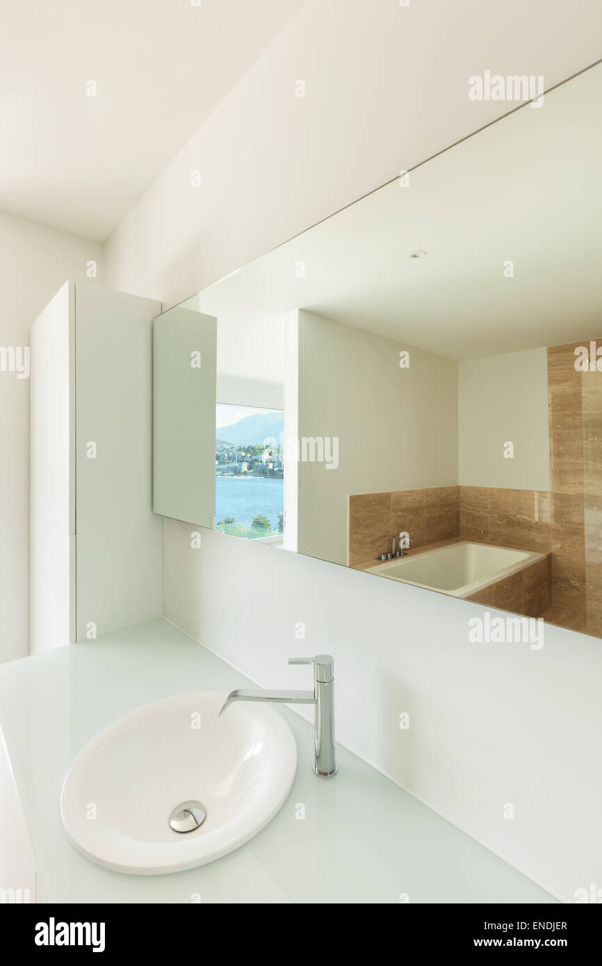 Maison moderne, salle de bains, détail lavabo et un miroir Banque D'Images