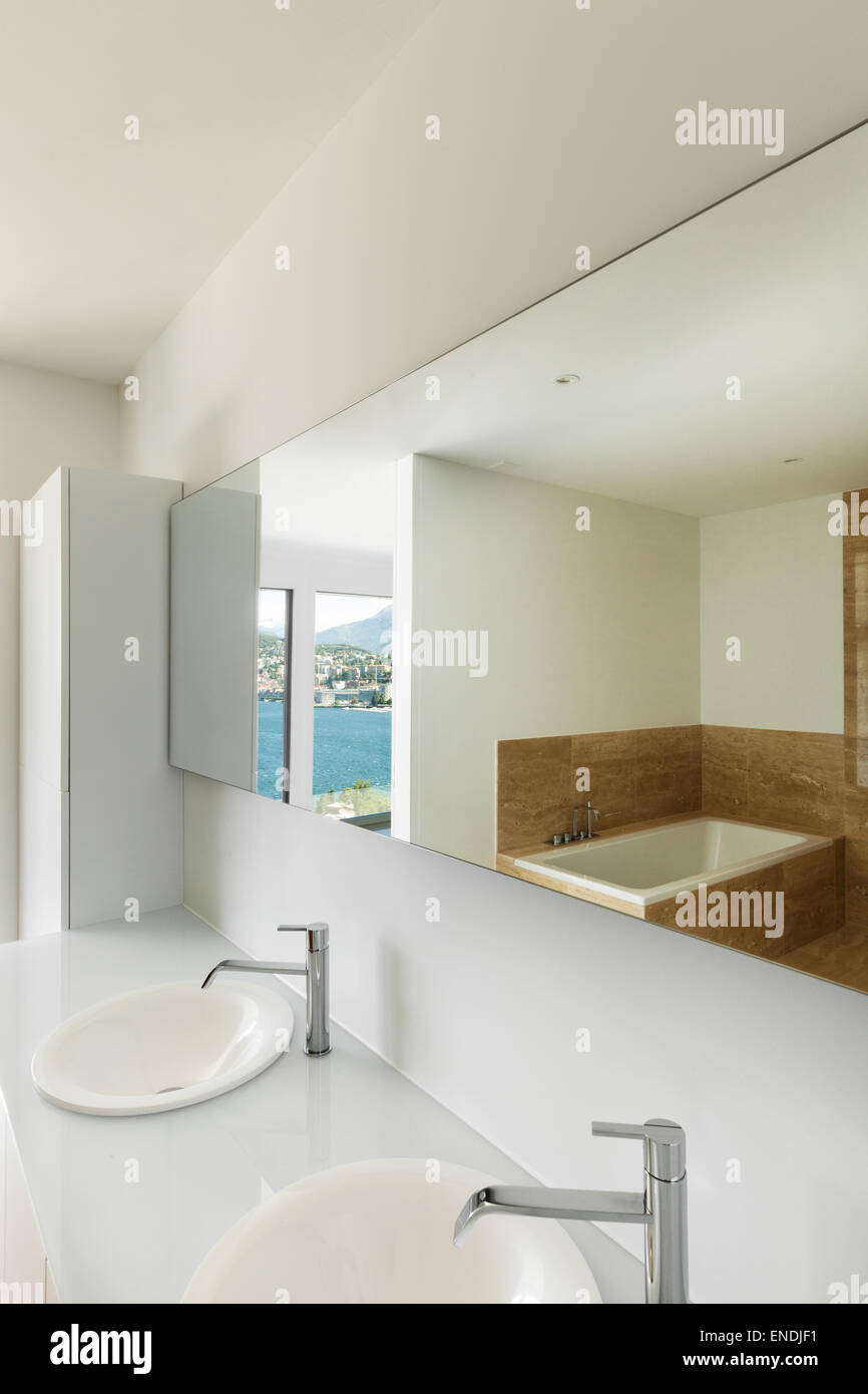 Maison moderne, salle de bains, détail lavabo et un miroir Banque D'Images