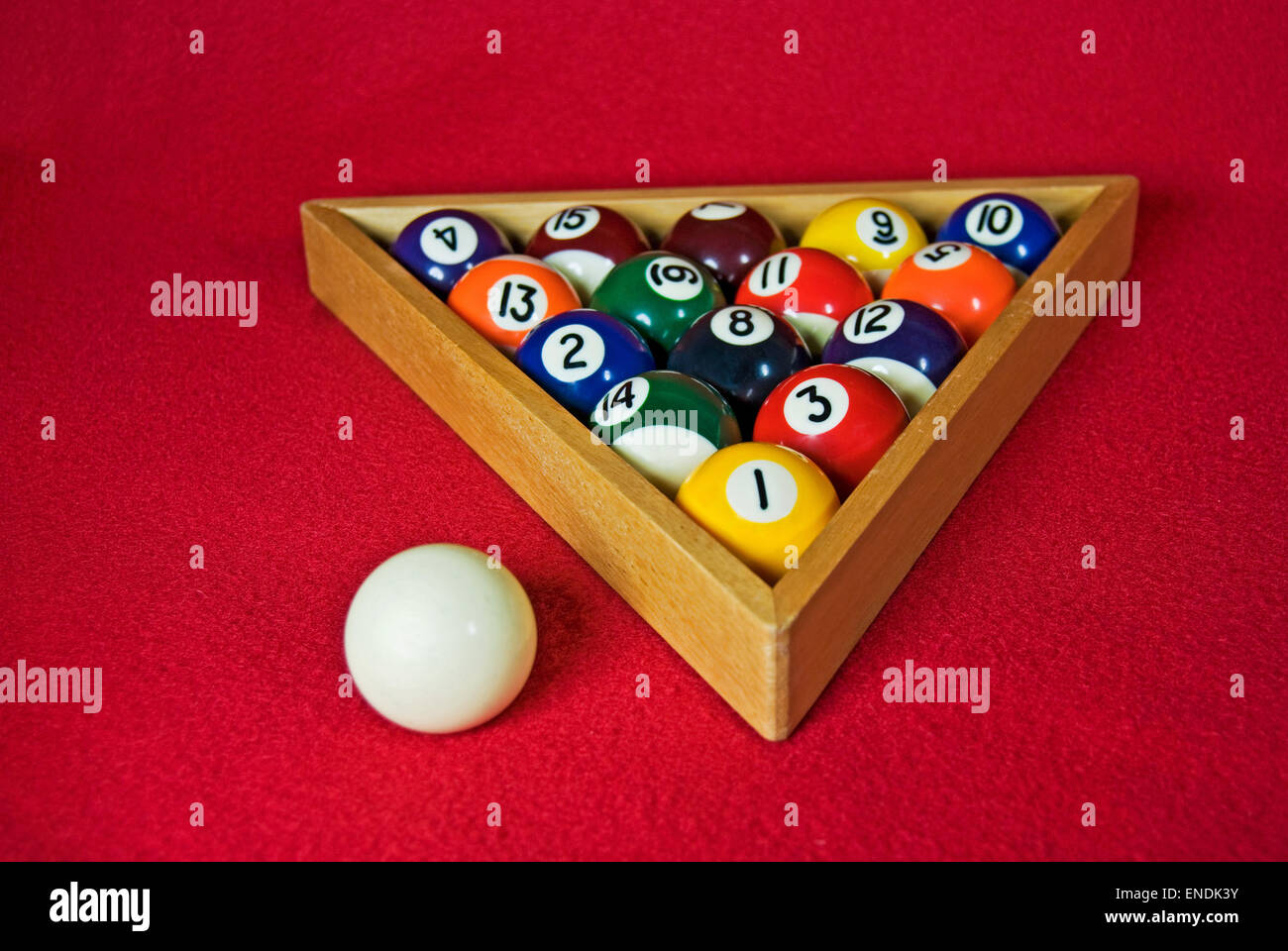 Boules de billard sur feutre rouge. Banque D'Images