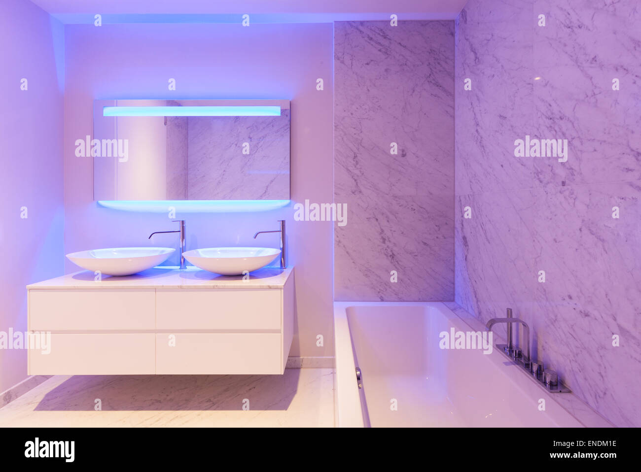 Belle salle de bains moderne, le mur de marbre Banque D'Images