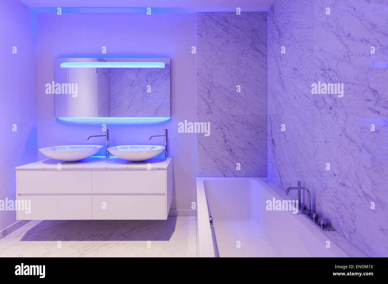Belle salle de bains moderne, le mur de marbre Banque D'Images