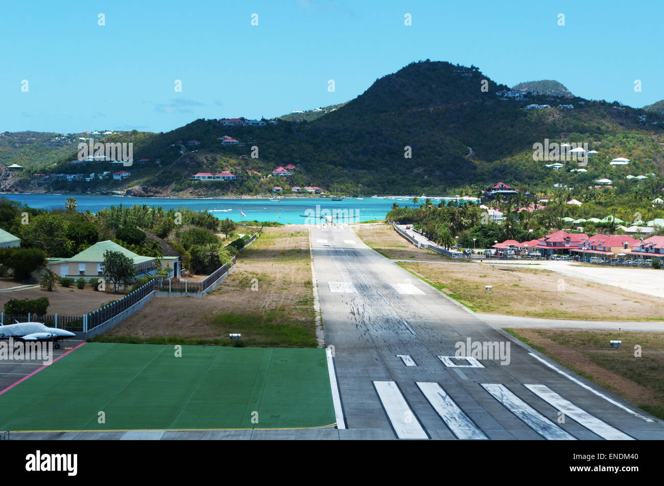 Saint-Barthélemy, Caraïbes : le décollage et l'atterrissage de piste de l'aéroport GUSTAF III, le troisième aéroport le plus dangereux au monde Banque D'Images