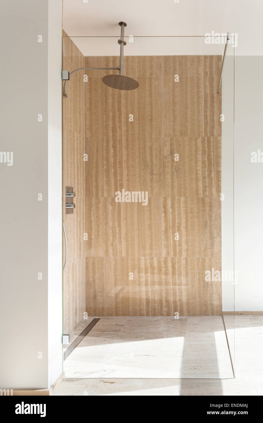 Belle salle de bains moderne, des murs en marbre, vue, douche Banque D'Images