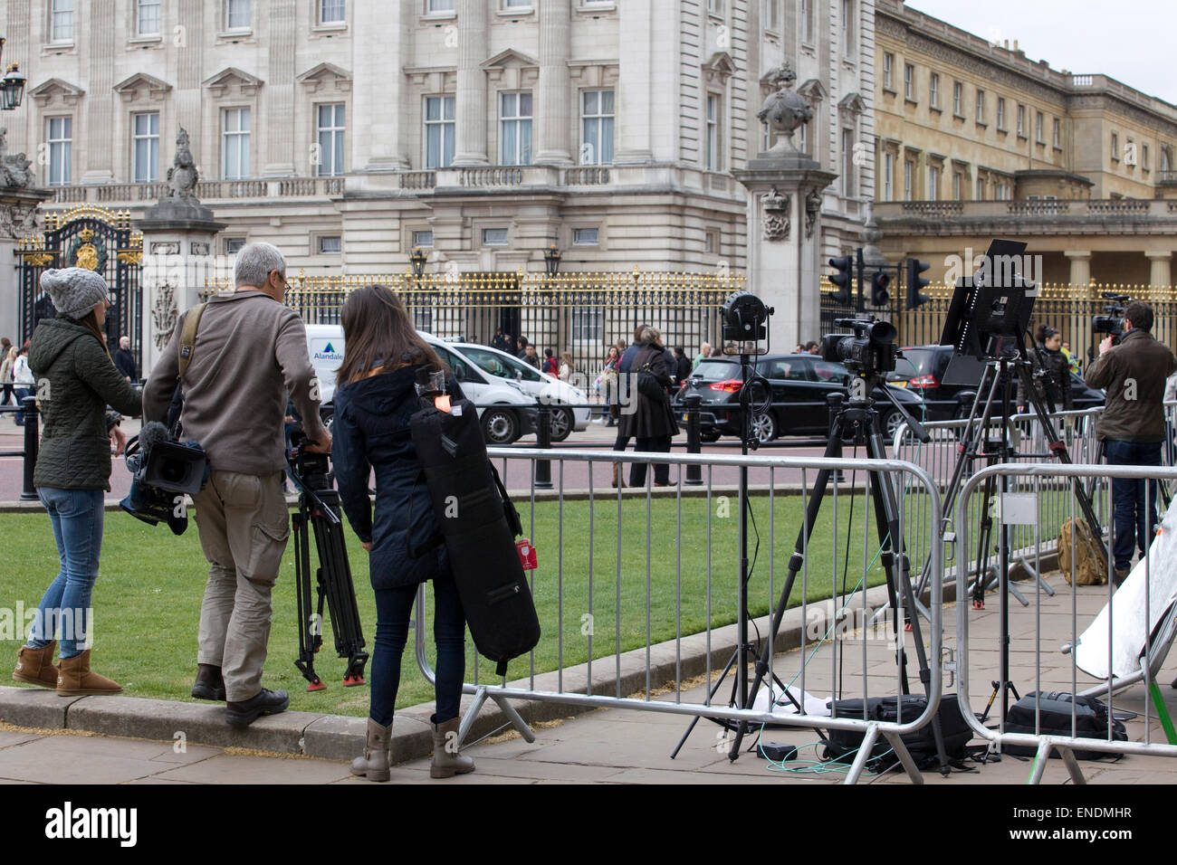 Les équipes de nouvelles en attente de la naissance du bébé royal à Buckingham Palace Londres Banque D'Images